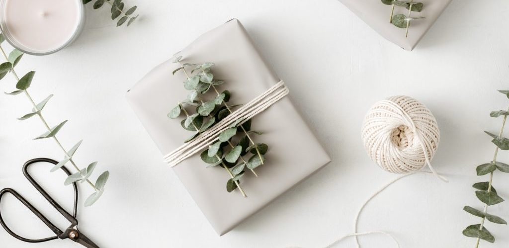 gift-box-with-minimalist-style-wrapping