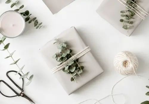 gift-box-with-minimalist-style-wrapping-design